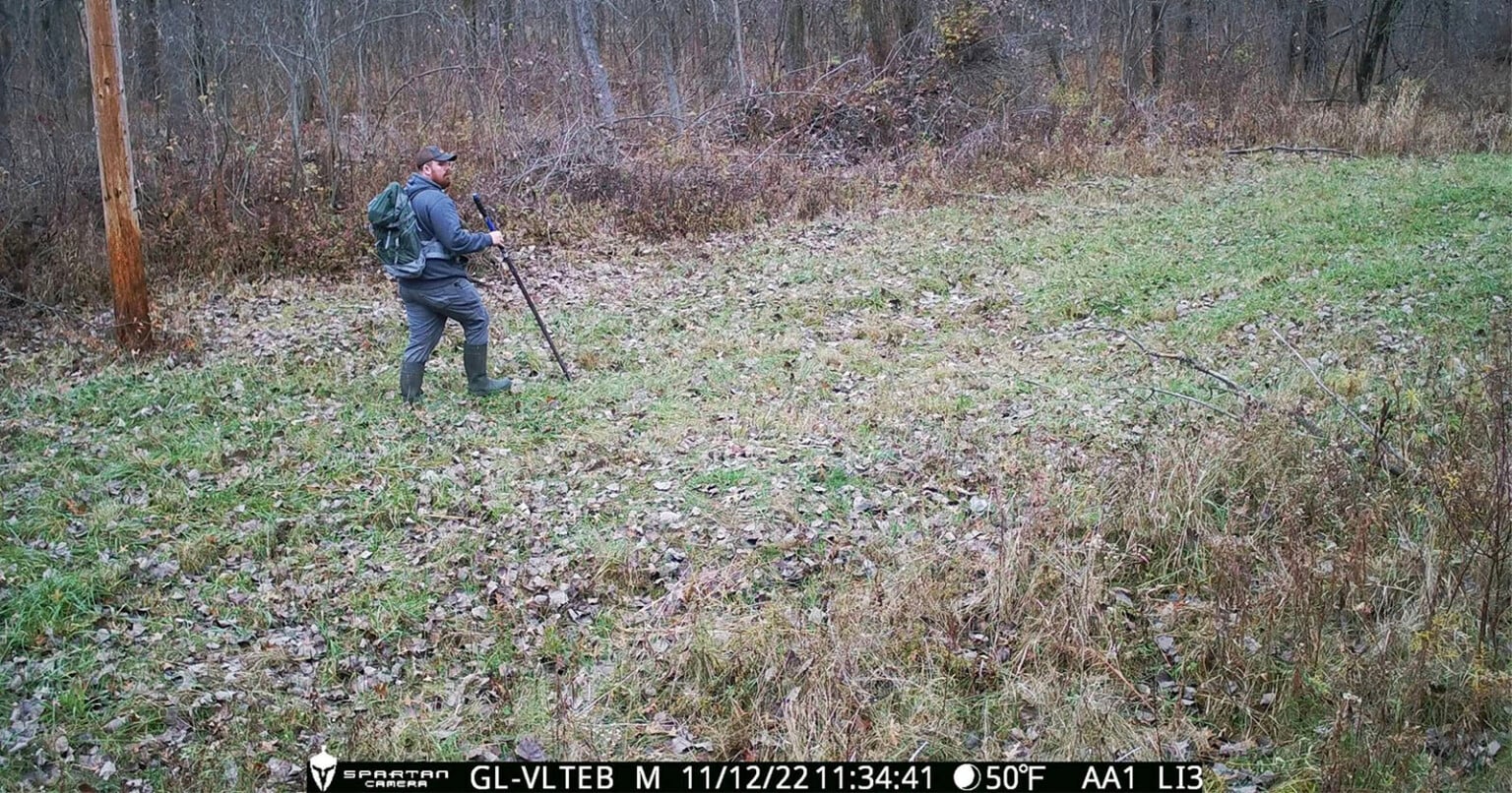Hunters Posed as Nature Photographers to Illegally Take Deer | PetaPixel