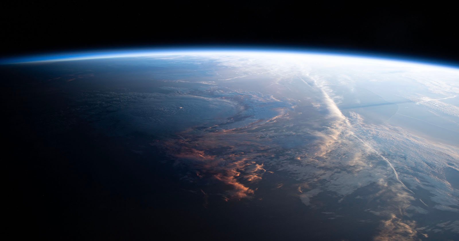 يشارك رائد فضاء متجه إلى الأرض صورًا مذهلة تم التقاطها أثناء وجوده في المدار