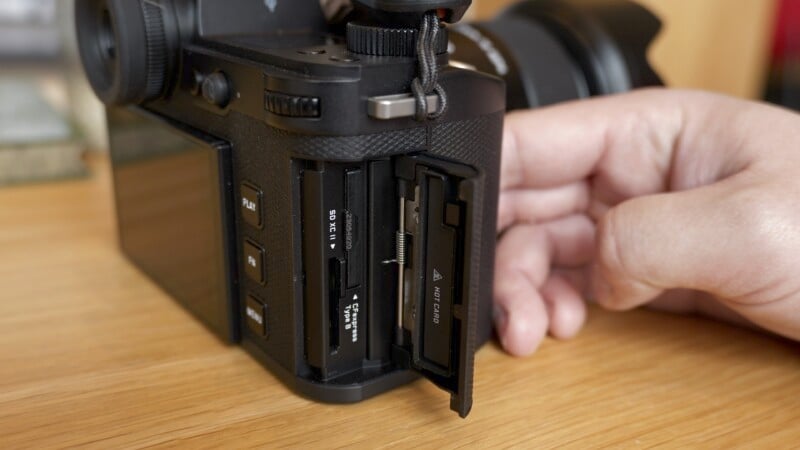 Leica SL3 dual card slots