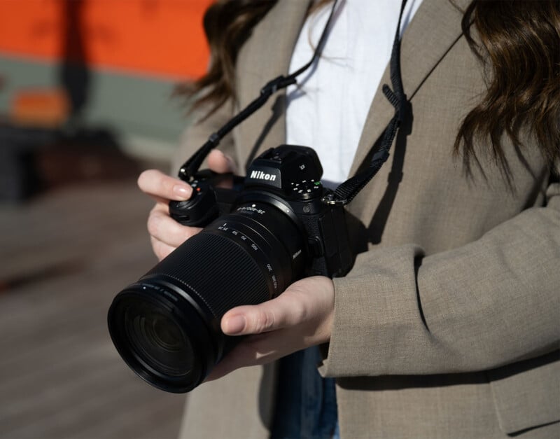Lente Nikon Z 28-400mm f/4-8 VR para câmeras Nikon Full Frame sem espelho 