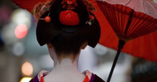 tourists geisha paparazzi ban photography tokyo japan