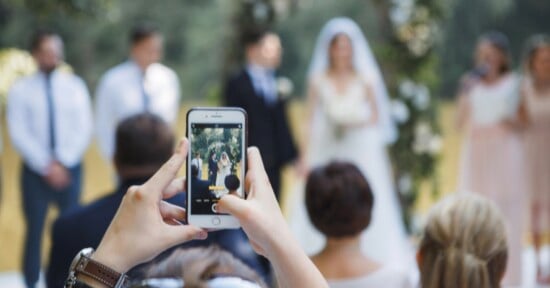 wedding photographer praised guest wedding ceremony smartphone