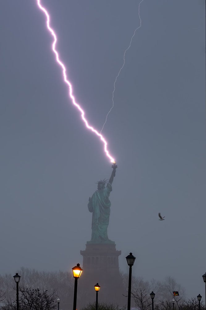 Photographer Captures Statue of Liberty Getting Zapped by Lightning ...