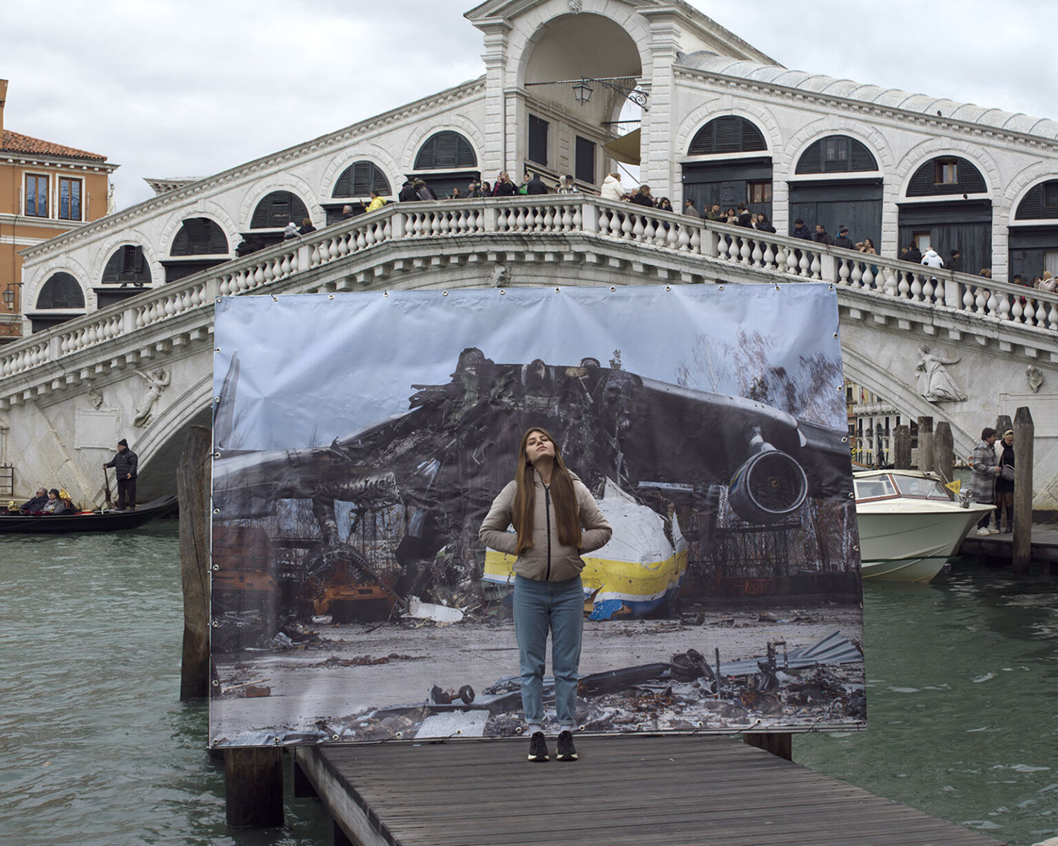 Photographer's Powerful Portraits Show Displaced Ukrainians and Their ...