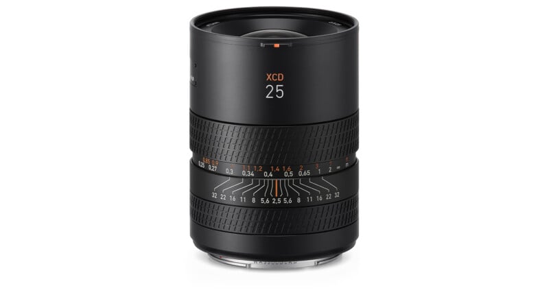 Obiettivo per fotocamera xcd professionale da 25 mm con contrassegni di messa a fuoco e apertura, visualizzato su uno sfondo bianco.