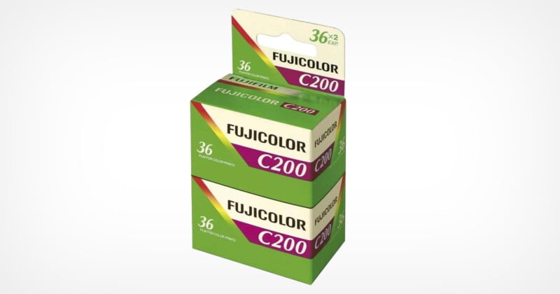 包含两卷 Fujicolor C200 胶片的包装图像。 每卷专为 35 毫米相机设计，可提供 36 次曝光。 包装为绿色，带有紫色点缀，并突出显示 Fujicolor C200 标签。