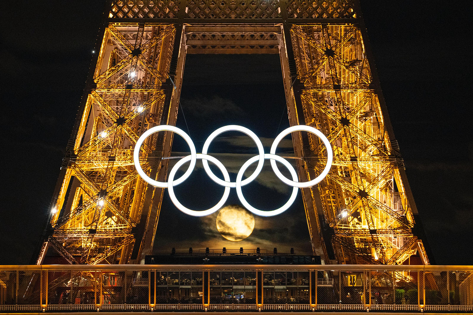 Photographer Captures Spectacular Moon Behind Olympic Rings in Paris ...