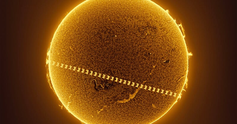 Imagen de la Estación Espacial Internacional cruzando la ardiente superficie del Sol