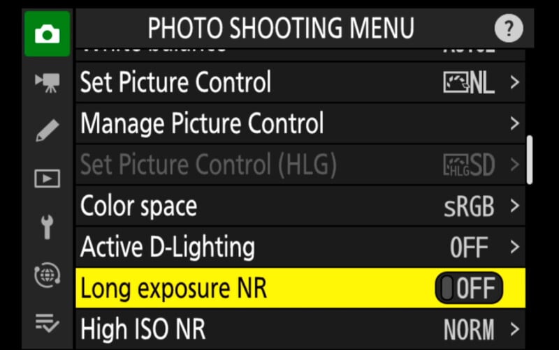 Ekran aparatu wyświetlający "MENU SESJI ZDJĘCIOWYCH" z różnymi opcjami. "Długa ekspozycja NR" Opcja (redukcja szumów) jest podświetlona na żółto i ustawiona na "WYŁĄCZONY." Inne widoczne opcje obejmują "Ustaw kontrolę obrazu," "Zarządzaj kontrolą obrazu," I "Wysoki współczynnik redukcji szumów ISO.
