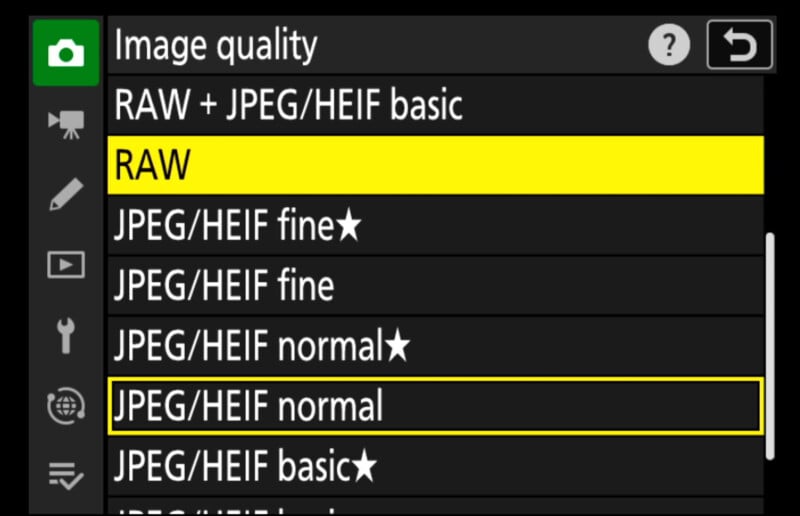 Menu ustawień aparatu pokazujące różne opcje jakości obrazu, w tym RAW + JPEG/HEIF basic, RAW, JPEG/HEIF fine, JPEG/HEIF normal i JPEG/HEIF basic. Opcja RAW jest podświetlona na żółto.