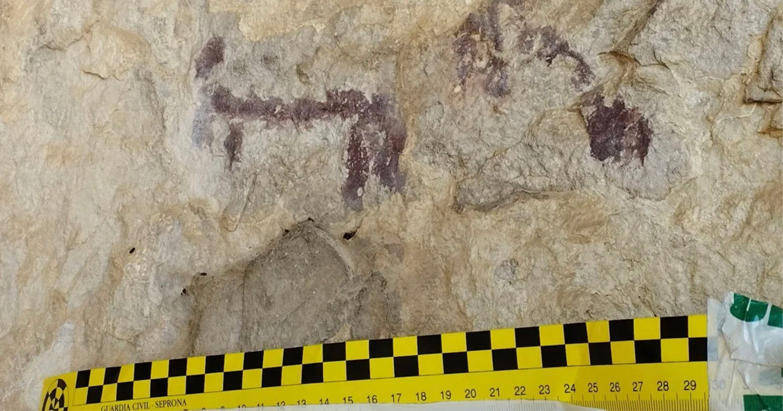 Man Destroys A Cave Painting For A Facebook Photo | Petapixel