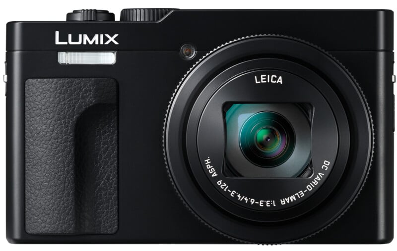 Uma câmera digital Lumix preta com lente Leica. A câmera possui uma alça texturizada no lado esquerdo e as especificações da lente são visíveis ao redor da lente.