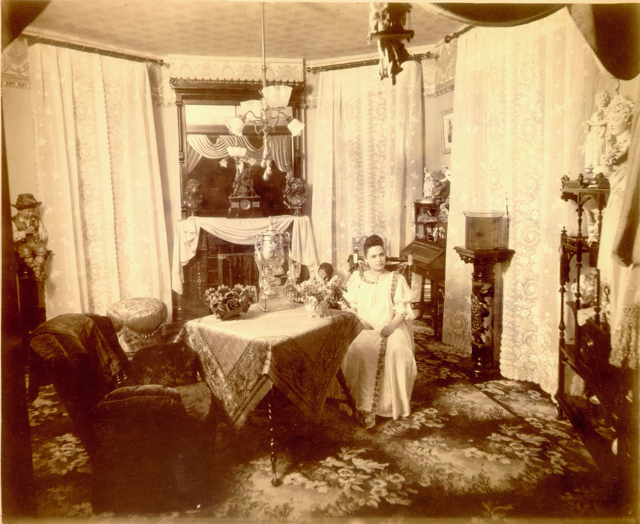 fascinating-photos-reveal-the-hidden-world-of-brothels-in-the-wild-west