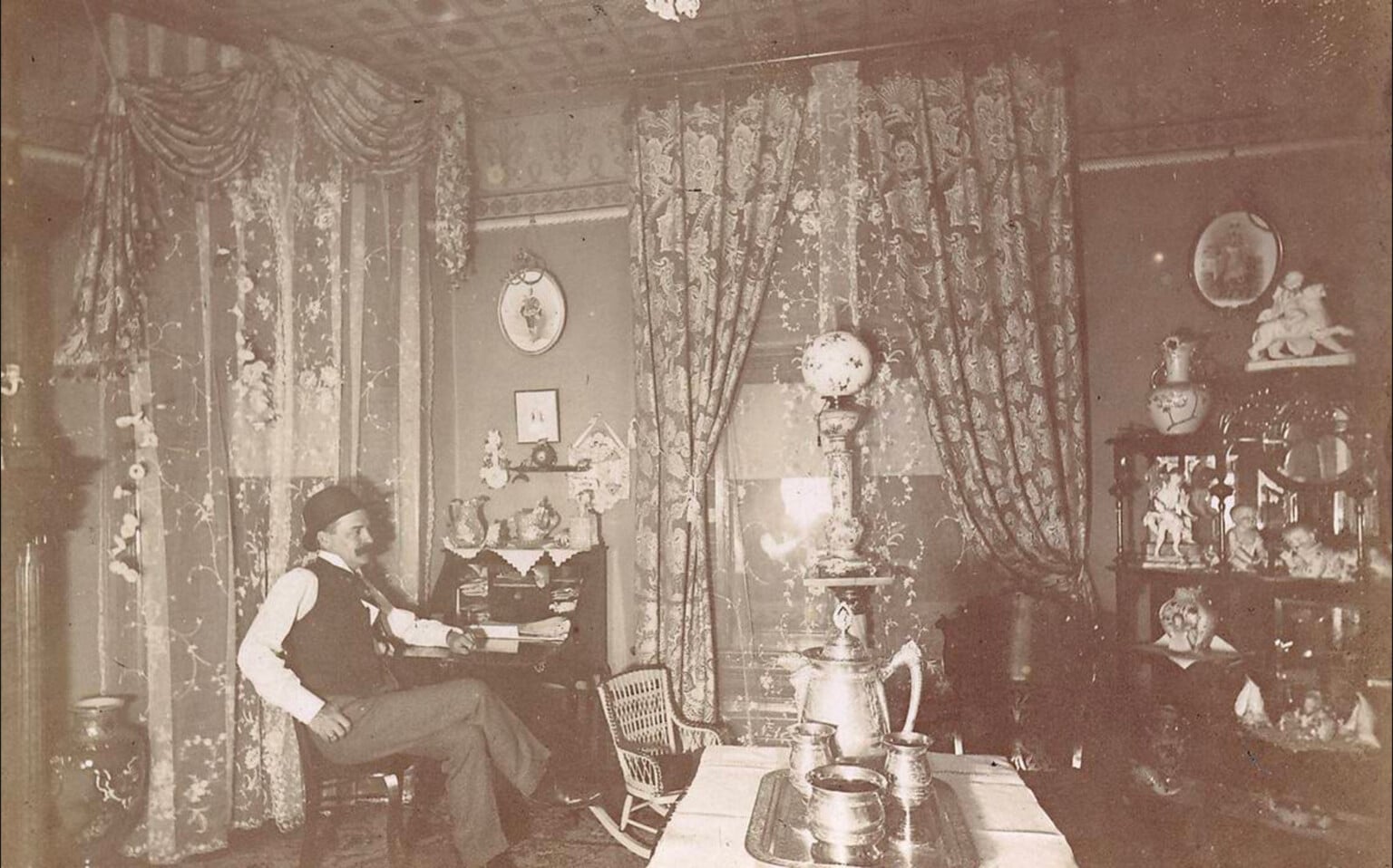 fascinating-photos-reveal-the-hidden-world-of-brothels-in-the-wild-west