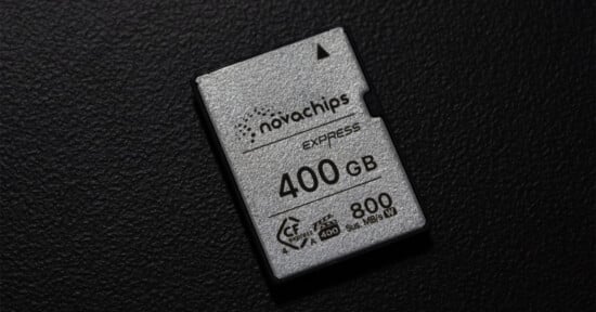 A close-up of a 400 GB Novachips Express memory card with 800 MB/s speed, resting on a textured black surface.