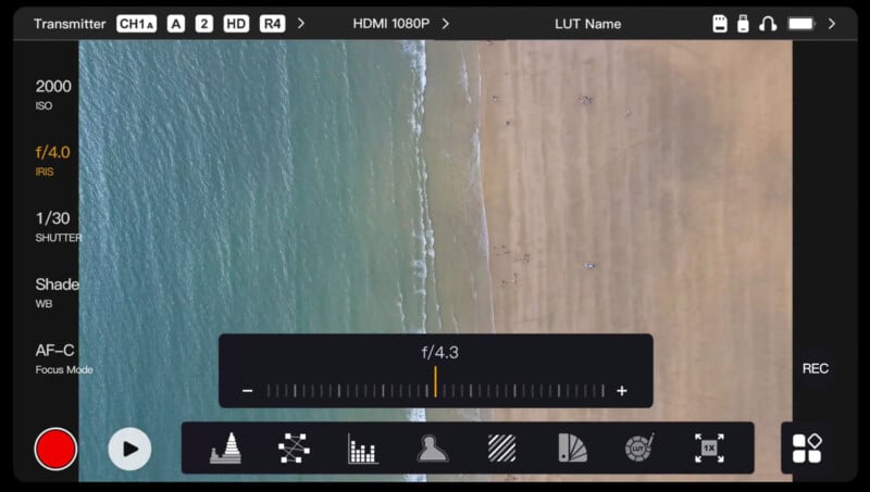 La vista aérea de la playa se encuentra con la playa, que se muestra en la pantalla de la cámara con varios configuraciones y controles visibles en la imagen.