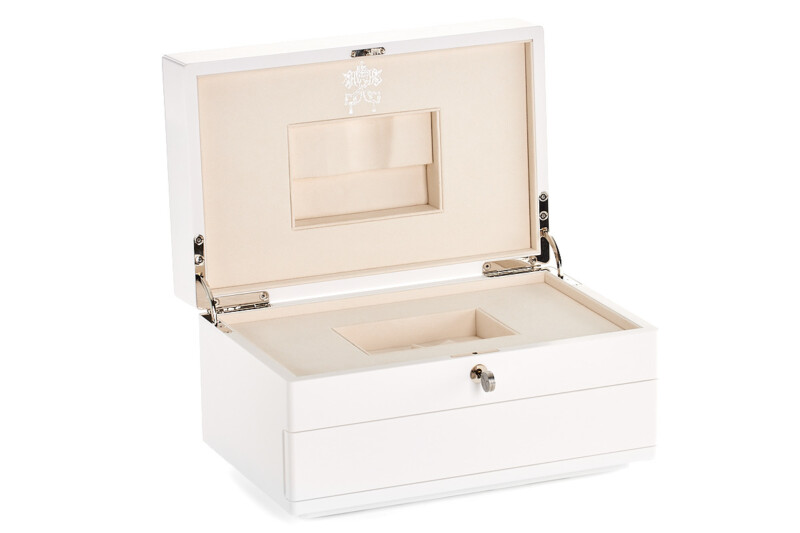 Un joyero blanco con interior de terciopelo beige, una tapa de bisagras abierta, un bloqueo de ojo de cerradura en la parte delantera y un compartimento para organizar joyas.