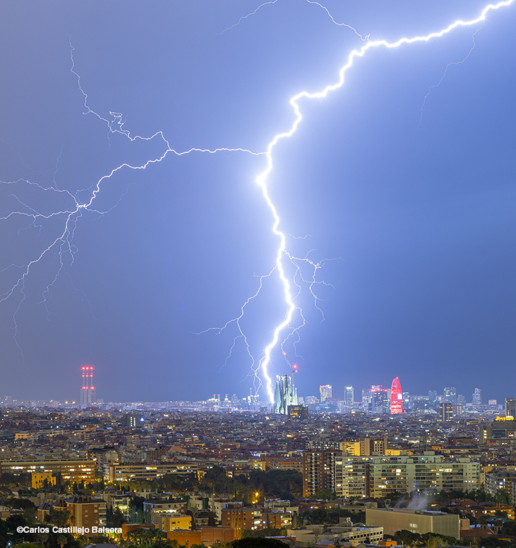 Bright Lightning golpea el centro del horizonte de la ciudad al anochecer, iluminando edificios altos y paisajes urbanos circundantes bajo cielos nublados.