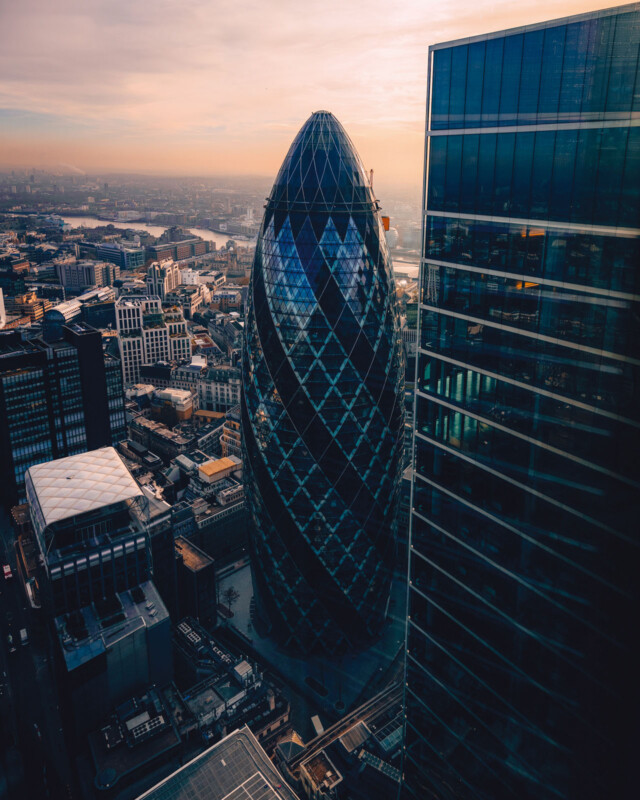 Airial View of London se combina con edificios de pepino, con su diseño único de vidrio y acero, rodeado de otros rascacielos modernos el domingo.