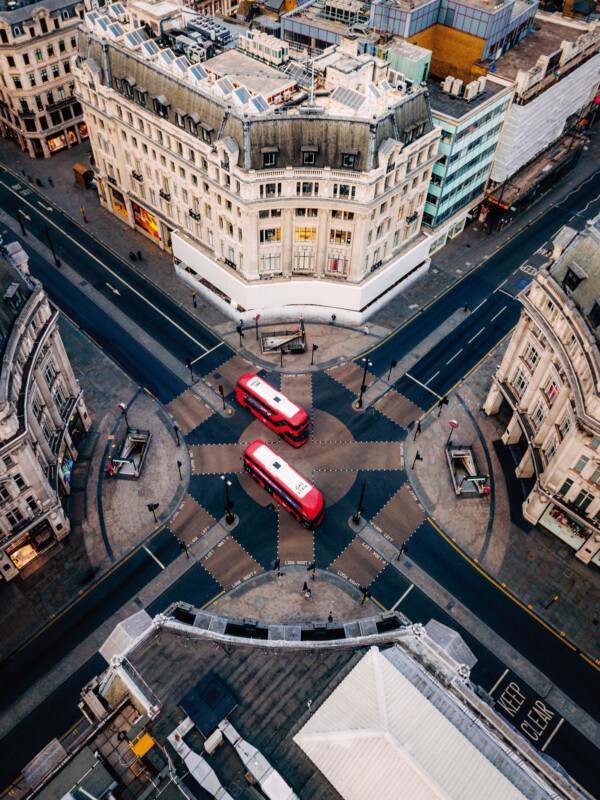 La vista aérea de la gran intersección de la ciudad en el centro está rodeada de edificios históricos y calles vacías.