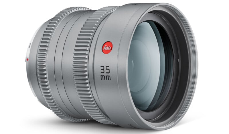 Lente de cámara de 35 mm de planta zurda con logotipo rojo Leica, enfoque texturizado y anillo de apertura, y grandes elementos de vidrio delantero se muestran sobre un fondo blanco.