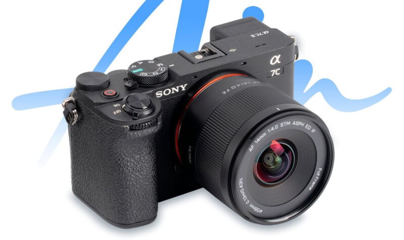 Cámara digital Black Sony Alpha 7c sin espejo con soporte de lente, que se muestra como controles de pantalla y ángulos de marca, sobre un fondo blanco con un diseño azul claro detrás de él.