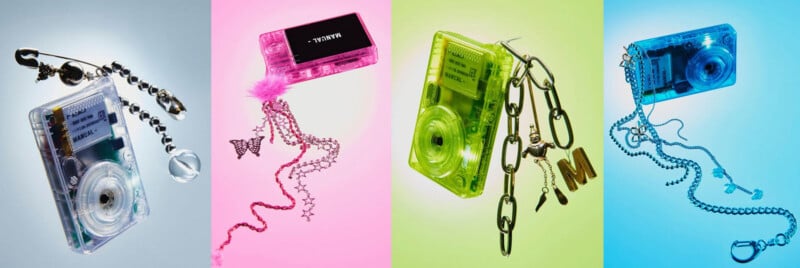 Cuatro casetes coloridos, cada uno envuelto en plástico transparente y decorados con diferentes llaves y encantos, se sientan sobre fondo vibrante azul, rosa, verde y turquesa.