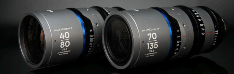 Etiquetado con dos lentes de cámara profesionales "40-80 mm T2.9" y "70-135 mm T2.9" y "Luz del sol" Las marcas se colocan una al lado de la otra en superficies negras reflectantes.