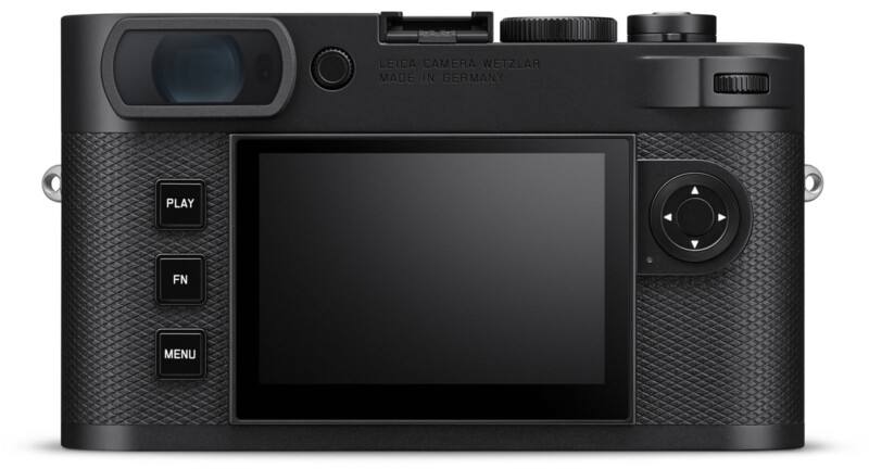 Vista trasera de una cámara digital Leica negra, que muestra su pantalla, botones de control (Reproducción, FN, Menú) y superficies de sujeción texturizadas en los laterales. El visor y varios diales son visibles en la parte superior.