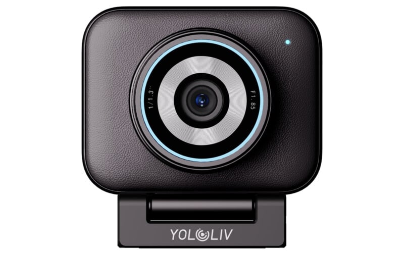 Primer plano de una cámara web rectangular negra con una lente circular en el centro. La cámara web tiene una pequeña luz azul y está etiquetada "yurolov" En el soporte inferior.