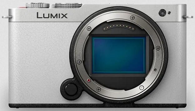 En la imagen se muestra un cuerpo de cámara digital sin espejo Panasonic Lumix plateado sin lente, que deja al descubierto el sensor de la cámara y el soporte en la parte frontal.
