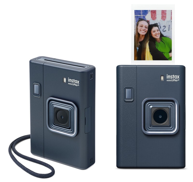 Aquí se muestran dos cámaras Fujifilm Instax mini LiPlay negras. Una cámara imprime una fotografía de dos mujeres sonrientes, mientras que la otra muestra la parte frontal de la cámara con una correa para la muñeca.