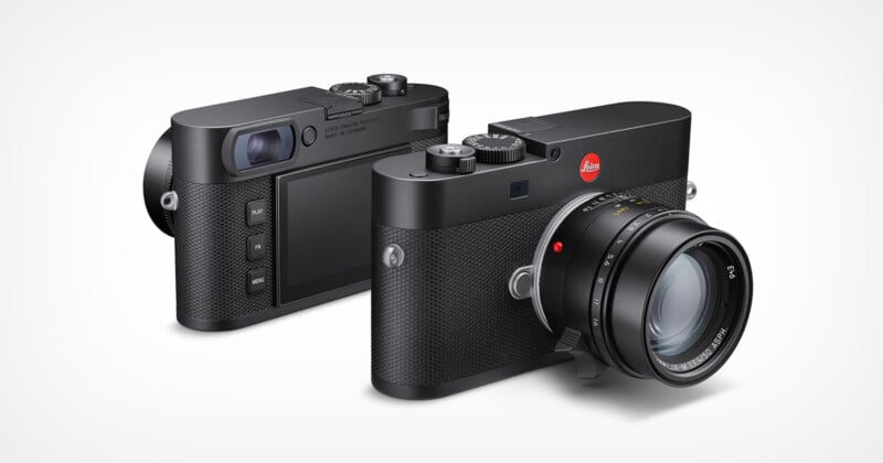 La imagen muestra dos cámaras digitales Leica negras, una mirando hacia adelante para mostrar la lente y la otra girada para mostrar la parte trasera con su pantalla y controles. Ambas cámaras cuentan con empuñaduras texturizadas y diseños clásicos y minimalistas.