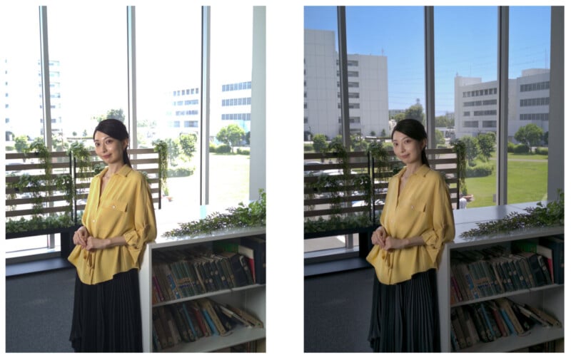 Una mujer con una camisa amarilla se encuentra junto a una estantería frente a un gran ventanal con edificios de oficinas y árboles verdes. El lado izquierdo de la imagen es más brillante, mientras que el lado derecho tiene una iluminación equilibrada.