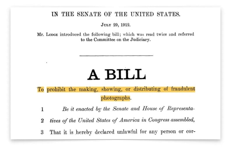 una copia llamada "una factura" Del Senado de los Estados Unidos en 1912, el texto resaltado es: "Está prohibida la producción, exhibición o distribución de fotografías fraudulentas.