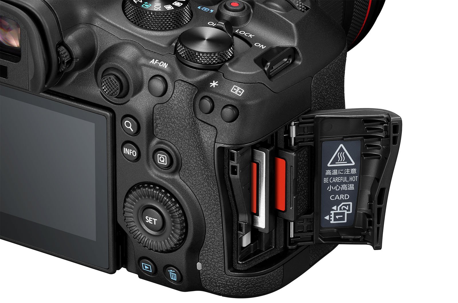 Primer plano de la parte posterior y lateral de una cámara digital, que muestra las dos ranuras para tarjetas SD (con una tarjeta con punta naranja insertada), junto a la puerta de un compartimento abierto con una etiqueta de advertencia. Los botones de la cámara y la pantalla LCD también son claramente visibles.