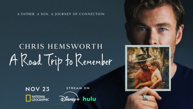Un hombre de ojos azules sostiene una foto de un adulto y un niño cerca del agua. El texto es el siguiente: "Chris Hemsworth: un viaje por carretera inolvidable. Un padre. un hijo. Un viaje de conexión. 23 de noviembre. Geográfico Nacional. Transmitiendo en Disney+ y Hulu.