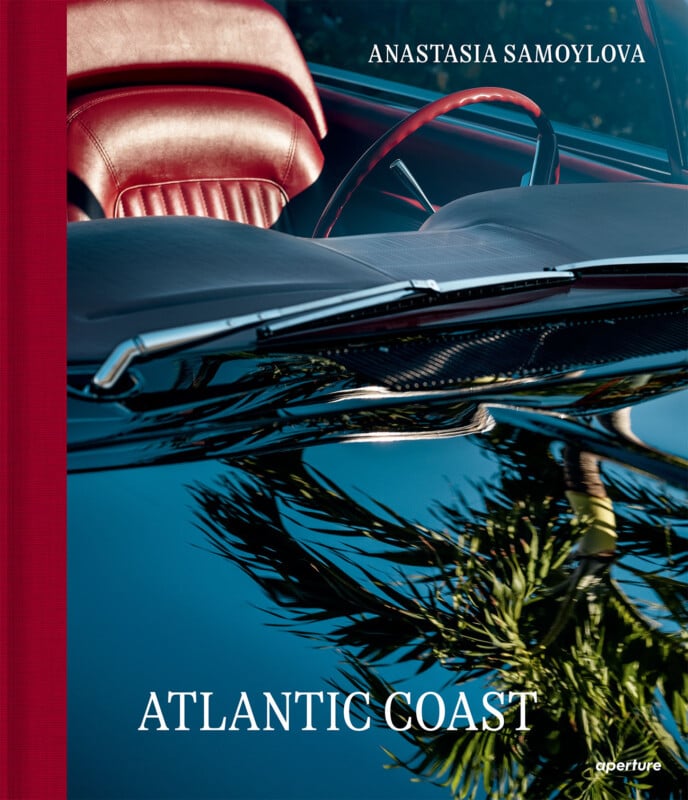 La portada del libro presenta el interior de un automóvil rojo con el reflejo de palmeras en el parabrisas. título: "Costa atlántica." autor: "Anastasia Samoílova." logotipo del editor, "abertura," Aparece en la esquina.