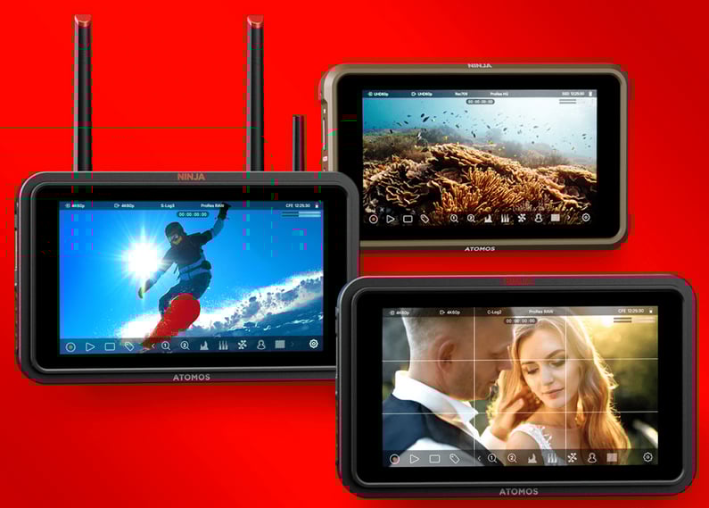 Tres pantallas de monitor Atomos Ninja sobre un fondo rojo, cada una de las cuales muestra una toma diferente: acción de snowboard, una escena de coral bajo el agua y una pareja en un momento romántico.