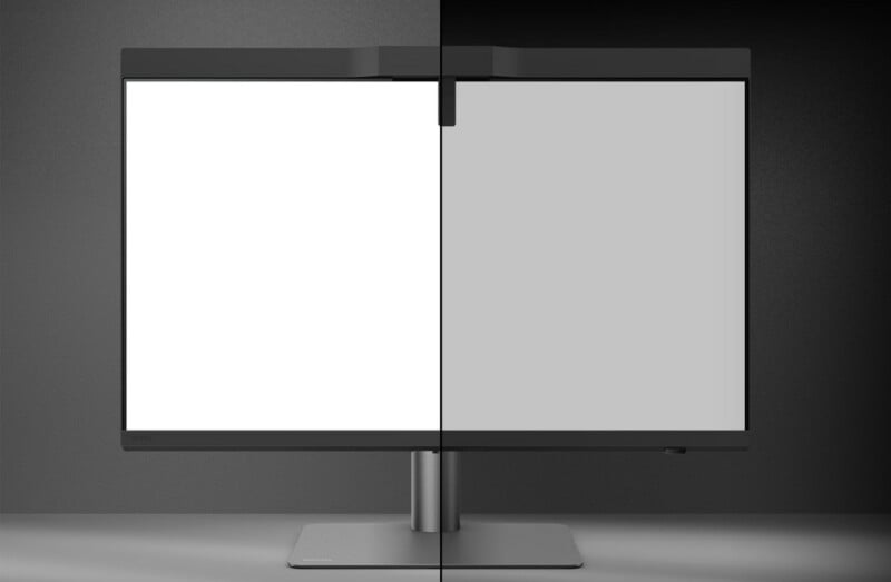 Un monitor de computadora de pantalla ancha está dividido verticalmente por la mitad, mostrando una pantalla blanca brillante a la izquierda y una pantalla gris más oscura a la derecha, resaltando la comparación de brillo.