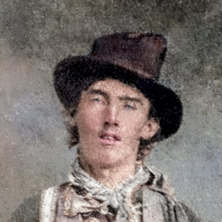 Un joven de piel clara y ojos azules viste un sombrero desgastado, bufanda y ropa pasada de moda. Las imágenes son coloridas y tienen un aspecto antiguo.