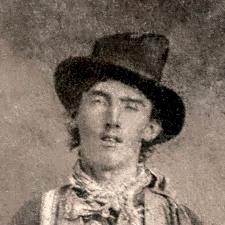 Una antigua fotografía en blanco y negro de un joven con un sombrero oscuro de ala ancha y un pañuelo alrededor del cuello, con una expresión neutra y una mirada ligeramente descentrada. La imagen tiene un aspecto histórico granulado.