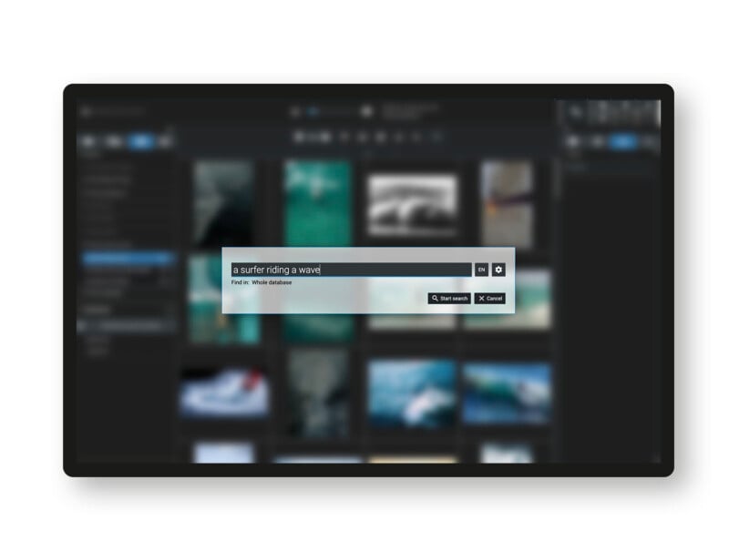 Pantalla de computadora que muestra la interfaz de búsqueda de imágenes con lectura de la barra de búsqueda "Surfista monta las olas." El fondo muestra miniaturas borrosas de varias imágenes.