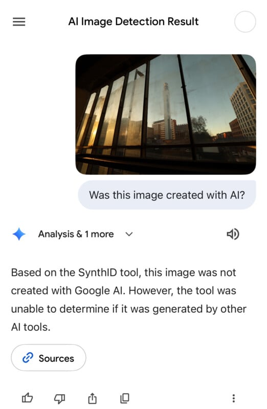 Captura de pantalla de los resultados de la detección de imágenes de IA que muestra una fotografía de un paisaje urbano a través de una ventana. La herramienta dijo que la imagen no fue creada usando Google AI, pero no pudo confirmar si se usaron otras herramientas de AI.