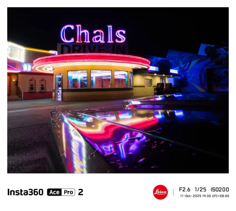 Por la noche, los autocines iluminados con luces de neón muestran carteles que dicen 