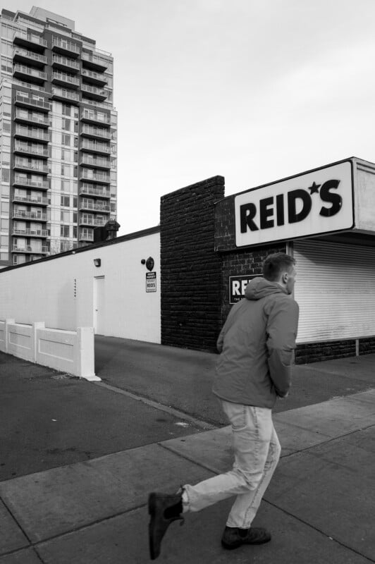 Un hombre está parado en la acera.
