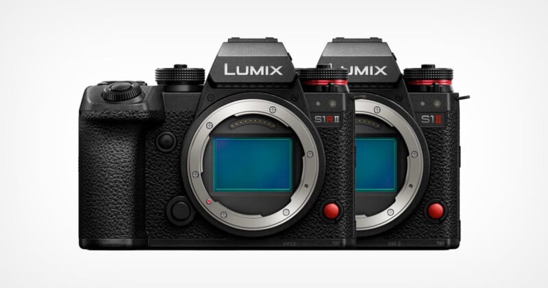 Se muestran dos cámaras sin espejo Panasonic Lumix S1R una al lado de la otra, mirando hacia adelante, sin lentes colocadas, mostrando sus sensores de imagen y cuerpos negros texturizados.
