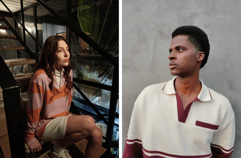 Una mujer joven con una camiseta de rugby a rayas está sentada en una escalera interior y parece pensativa. Junto a ella, un joven que vestía una camiseta de rugby color crema con detalles en color burdeos estaba contra la pared gris, mirando hacia un lado.