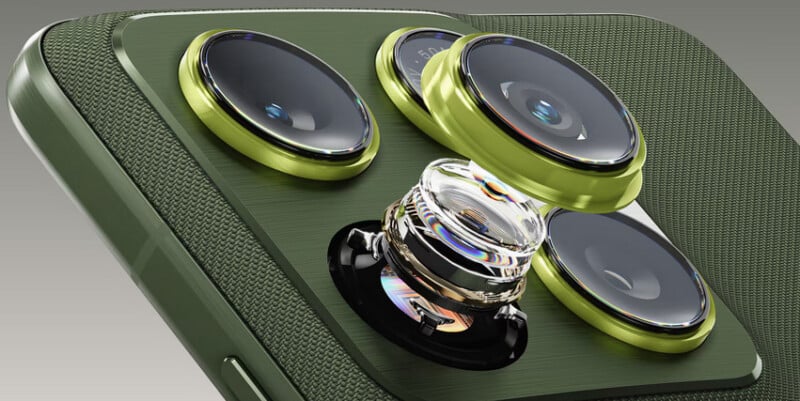 Primer plano del módulo de cámara trasera de un teléfono inteligente verde, que muestra tres lentes de cámara grandes y un conjunto de lentes con elementos internos de vidrio expuestos sobre una superficie texturizada.
