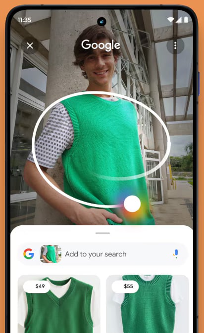 Pantalla de teléfono móvil que muestra los resultados de búsqueda de Google Lens que muestran a un hombre sonriente con un chaleco verde. En la parte inferior de la pantalla se muestran chalecos verdes similares y sus precios.
